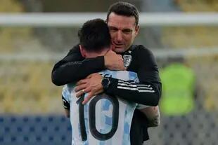 Pura emoción: el abrazo entre Lionel Messi y Scaloni tras la conquista argentina en Brasil