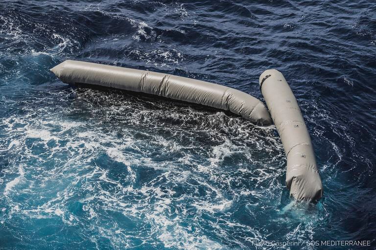 Restos encontrados por los equipos de rescate en el Mediterráneo