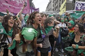 Militantes con sus pañuelos verdes festejan tras el resultado de la votación
