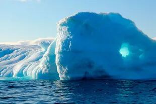 Los glaciares más grandes y profundos se socavan mucho más rápido que los glaciares más pequeños en aguas poco profundas