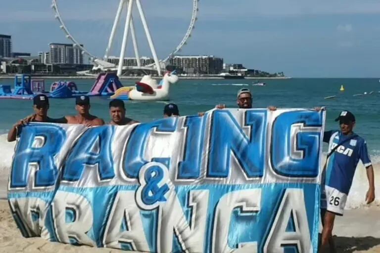 Integrantes de la barra "Los pibes de Racing" se mostraron en las playas de Abu Dhabi.
