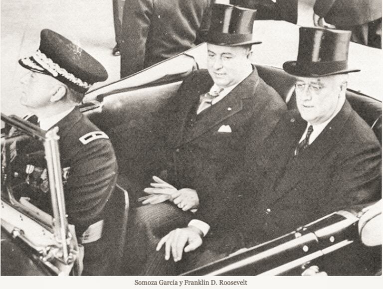 Anastasio Somoza García (izquierda) junto al presidente Roosevelt en Washington en 1939