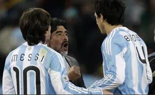 Con Messi y Maradona, nada menos, en la Copa del Mundo de Sudáfrica 2010; la cesión de jugadores es un tema que se volverá cada vez más problemático para Burdisso: “El jugador de fútbol va a tener que prepararse, va a vivir como vive el jugador de la NBA”, avisa