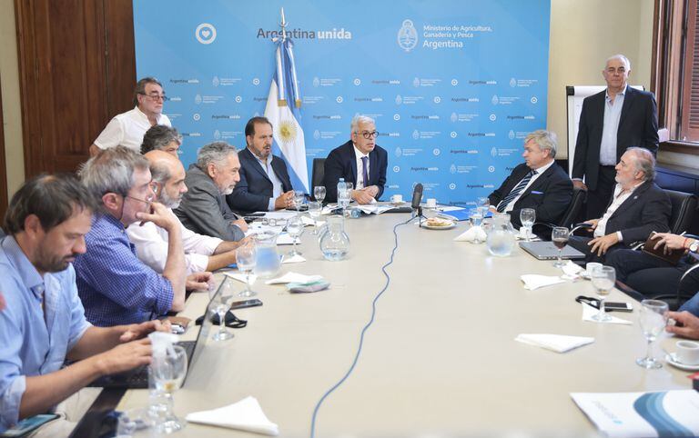 El ministro Julián Domínguez en el encuentro con los técnicos de las entidades del agro
