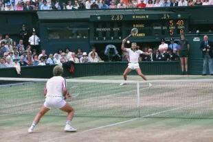 Roscoe Tanner (de espaldas) jugando contra Björn Borg en Wimbledon