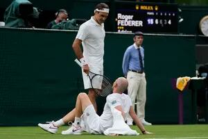 Federer ensayó el adiós, se salvó por la lesión de su rival y avanzó en Wimbledon