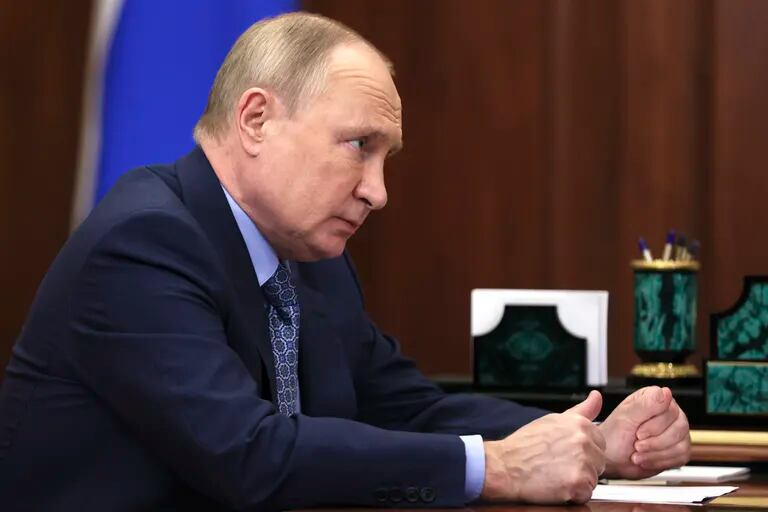 El presidente ruso Vladimir Putin escucha a Mahmud-Ali Kalimatov, jefe de estado de la República de Ingushetia, en Moscú, miércoles 30 de marzo de 2022. (Mikhail Klimentyev, Sputnik, Kremlin Pool Photo via AP)