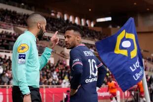 Neymar discutiendo con el juez de línea durante la caída 3-0 de PSG ante Mónaco, por la liga francesa.