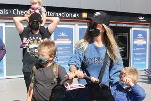 Luisana Lopilato y Michael Bublé con sus tres hijos mayores