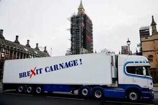 Un camión pasa frente al Parlamento con un mensaje que dice &quot;¡Carnicería del Brexit!&quot; en una acción de protesta de los pescadores escoceses contra las restricciones de burocracia y coronavirus posteriores al Brexit