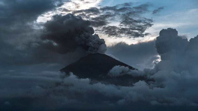 El aeropuerto internacional de Denpasar, capital de la provincia de Bali, muy frecuentada por los turistas de todo el mundo, fue cerrado debido a las altas columnas de humo que lanza el volcán, otros aeropuertos cercanos también fuero cerrados