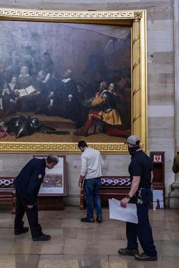 Miembros de la oficina de patrimonio y arquitectura del Capitolio examinan los daños ocasionados