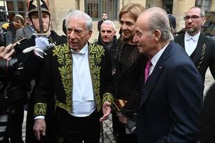 Con el rey emérito Juan Carlos I de España y su hija, la infanta Cristina, a la salida de la ceremonia en la Academia Francesa, esta tarde, en París
