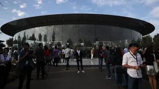 El auditorio Steve Jobs tiene capacidad para 1000 personas y tiene un techo de fibra de carbón