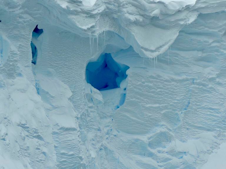 Foto del 2020 que muestra un agujero en el glaciar antártico Thwaites, difundida por el British Antarctic Survey. (David Vaughan/British Antarctic Survey vía AP)