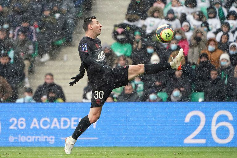 Lionel Messi controla el balón durante el partido que disputan el Saint-Etienne y el Paris Saint-Germain