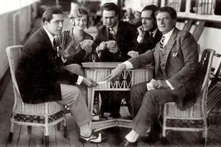 Carlos Gardel juega a las cartas con sus amigos Marguerite Vignou, Victor Damiani, Jose A.Ganduz y Adamo Diduv, a bordo del buque Conte Rosso, el 12 de junio de 1928