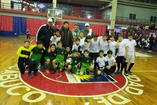 Passarella, con chicos de un torneo de futsal en Chacabuco, donde jugó su nieto Ignacio