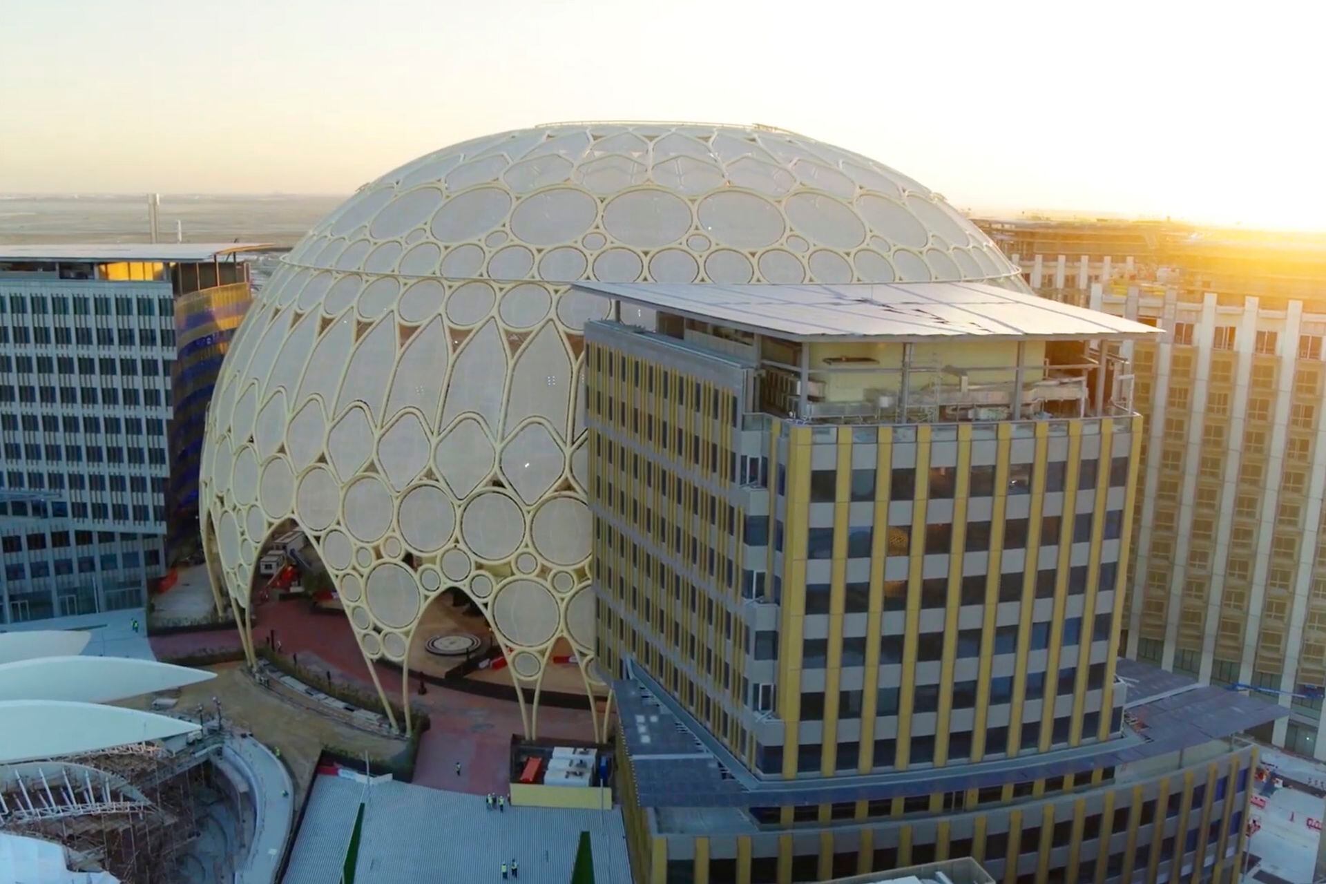 La cúpula se recubre con una malla textil de nombre Etfe, resistente al calor, la corrosión y los rayos UV gracias a su composición que incluye fibra de vidrio