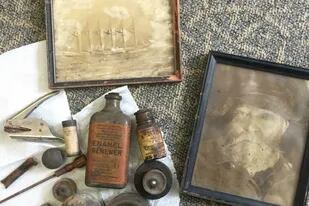 Renovaba el sótano de su oficina y encontró un tesoro escondido desde 1900