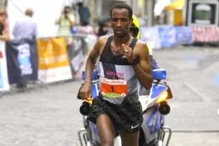 Kinde haciendo lo que más le gusta: correr; desde hace unos diez años el etíope no ve a sus familiares.