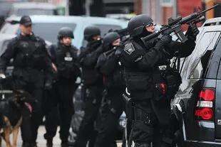 Un grupo SWAT en la búsqueda de los sospechosos por los ataques en Boston. Las autoridades policiales denominan swatting a las llamadas y pedidos de ayuda apócrifos que suelen recibir en el 911