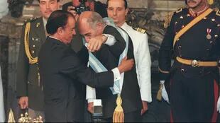 El 10 de diciembre de 1999, De la Rúa recibió la presidencia en manos de Menem