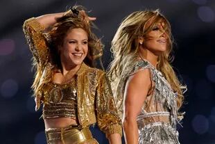 Las cantantes latinas fueron las protagonistas del medio tiempo del evento; deslumbraron arriba del escenario al no parar de bailar 