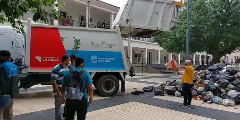 Tiran basura en la puerta de la municipalidad de la ciudad de La Rioja