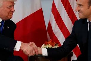 ARCHIVO - En esta foto del 25 de mayo de 2017, el presidente estadounidense Donald Trump y el francñes Emmanuel Macron se estrechan la mano en la embajada estadounidense en Bruselas. En éste, su primer encuentro, el apretón de manos fue tan prolongado que sus nudillos palidecieron,  (AP Foto/Evan Vucci, File)