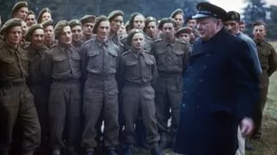 El entonces primer ministro británico Winston Churchill con soldados durante la Segunda Guerra Mundial.