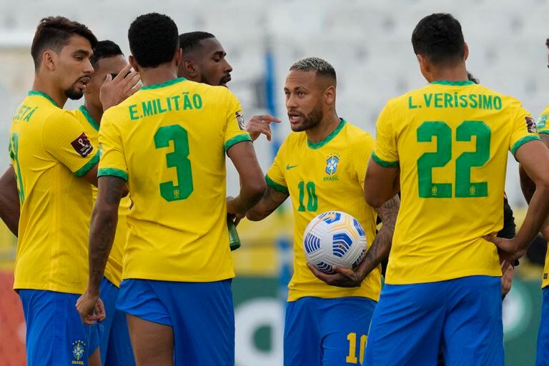 Neymar habla con sus compañeros mientras las autoridades sanitarias ya habían entrado en escena...