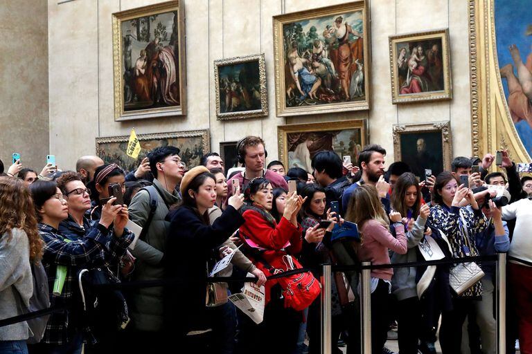 Turistas en el museo Louvre, en Paris, 2018