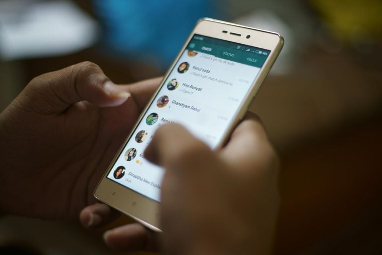 WhatsApp permite a sus usuarios saber quién leyó sus mensajes aunque no tenga la palomita azul activada