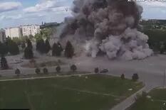 El momento en que un misil ruso destruyó el Palacio de la Cultura en Járkov