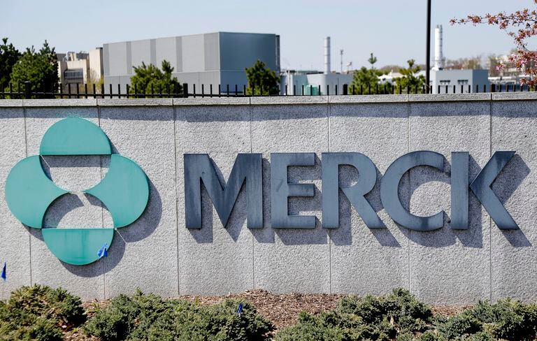 ARCHIVO - La sede corporativa de Merck en Kenilworth, Nueva Jersey, el 1 de mayo de 2018. Gran Bretaña autorizó de forma condicional el antiviral de coronavirus de Merck, una pastilla que ha demostrado ser eficaz contra el COVID-19. (AP Foto/Seth Wenig, Archivo)