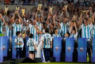Lionel Messi, en familia, delante de sus compañeros en el festejo del título, cada uno con su copa.