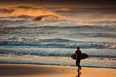 Vivir el surf a ambos lados de la orilla: un artista del mar y la fotografía
