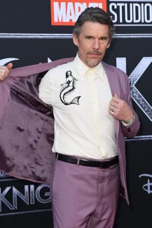 Ethan Hawke enseñó el estampado de su camisa, con la imagen de una sirena, en la premiere de Moon Knight