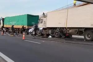 Dos personas murieron en un impactante choque entre cuatro camiones y un auto