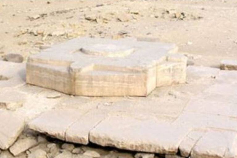 Uno de los restos del templo de Nyuserre Ini debajo del cual hallaron lo que sería otro templo solar