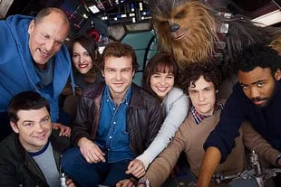 Clarke con sus compañeros en el set del próximo film de Han Solo