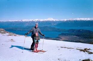 Jean Pierre con su nieto esquiando en una de las laderas del Bayo, unos años después de la inauguración.