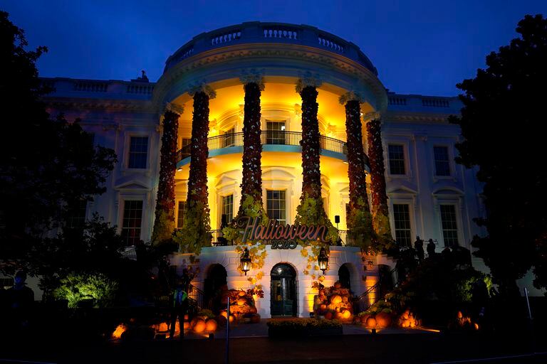 La Casa Blanca en Washington, iluminada en honor al Halloween, el 25 de octubre del 2021.   (Foto AP/Manuel Balce Ceneta)