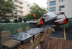 Así es el bar ubicado en Palermo que tiene un avión de la Segunda Guerra Mundial