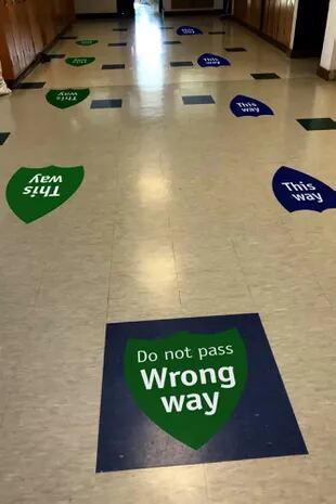 Los colegios desarrollan señalización específica para transitar por las instalaciones para que los alumnos tengan en claro por dónde caminar y no tengan que perder tiempo en hacer consultas