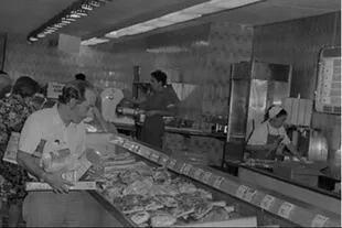 El supermercado del Centro Comercial la Estrella en Caracas con los anaqueles llenos, en 1976, hoy se llama Abasto Bicentenario y en los estantes hay muy pocos productos