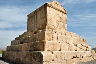 El Mausoleo de Ciro es el emblema de la ciudad de Pasargadas, considerada cuna del imperio persa