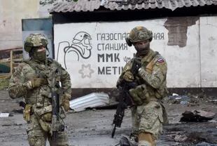 Militares rusos hacen guardia en la parte destruida de la fábrica de hierro y acero Ilyich en la ciudad portuaria ucraniana de Mariupol el 18 de mayo de 2022.