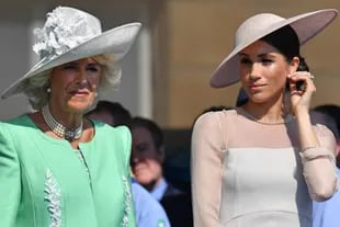 Meghan Markle y la duquesa Camila de Cornualles, esposa del príncipe Carlos, en uno de los eventos oficiales de la corona